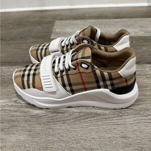 Burberry Sneaker, size 42